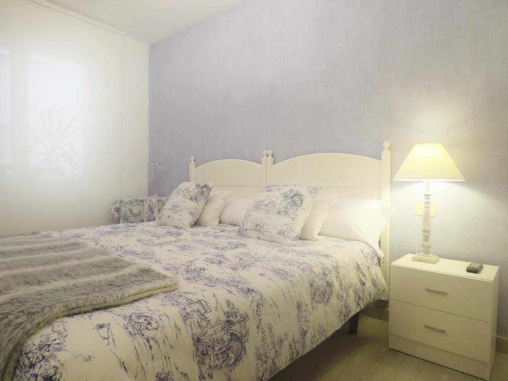 潘普洛纳梅特膳食公寓酒店的一间卧室,配有一张床和床头灯