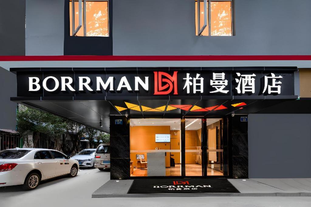 广州Borrman Hotel Guangzhou Shisanhang Ximenkou Metro Station的外面有停车位的商店的标志