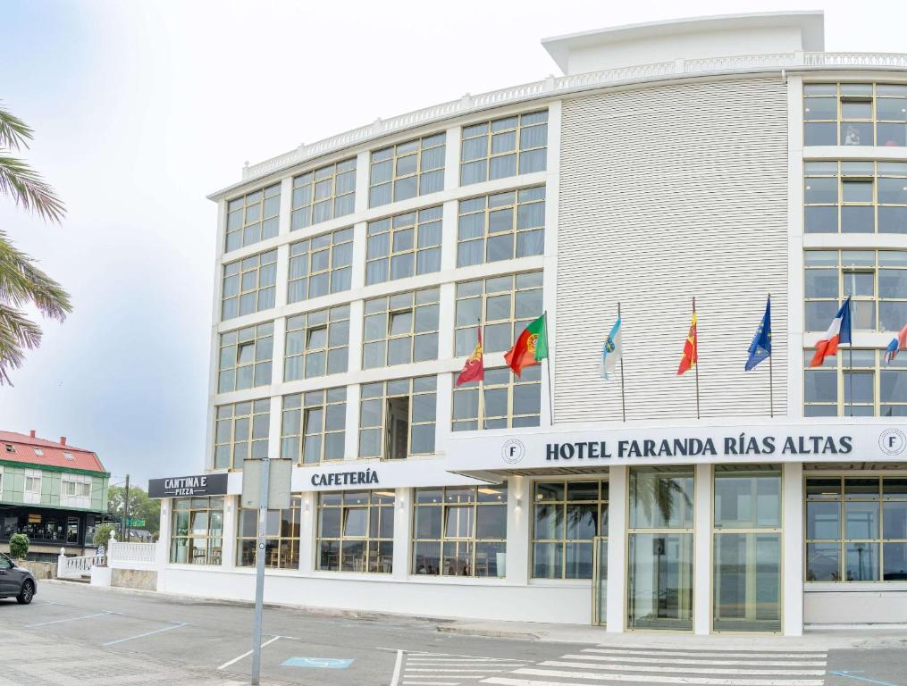 佩里洛Hotel Faranda Rias Altas, Ascend Hotel Collection的前面有旗帜的大建筑