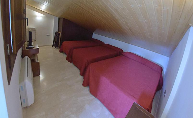 格拉纳达韦拉克鲁斯酒店的带3张红色床单的房间