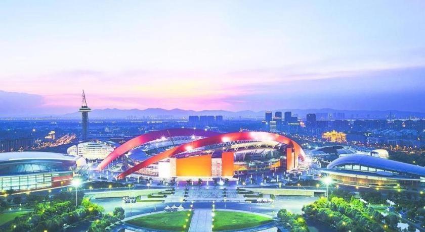 南京7Days Premium Nanjing Olympic Sports International Exhibition Center的城市体育场的景观