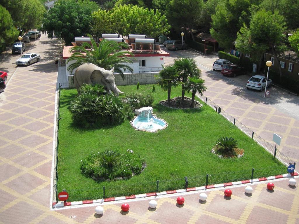 甘迪亚l'阿可丽亚露营酒店的停车场内的小公园,有大象雕像
