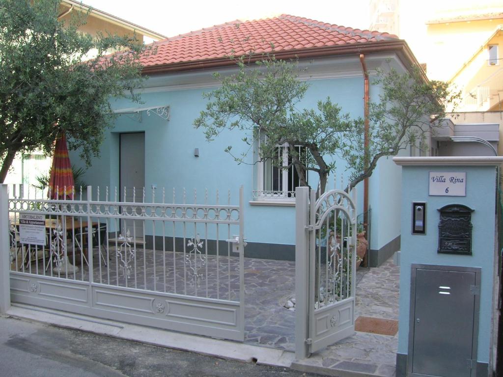 加比切马莱Residence Diffuso Arcobaleno的前面有门的蓝色房子
