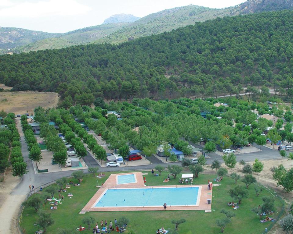 波凯兰特马里奥拉野营简易别墅酒店的享有公园空中美景,设有游泳池