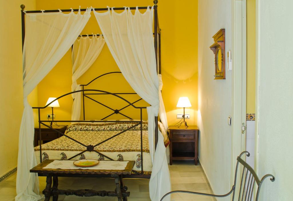 罗塔西斯托旅馆的一间卧室配有一张带木桌的天蓬床