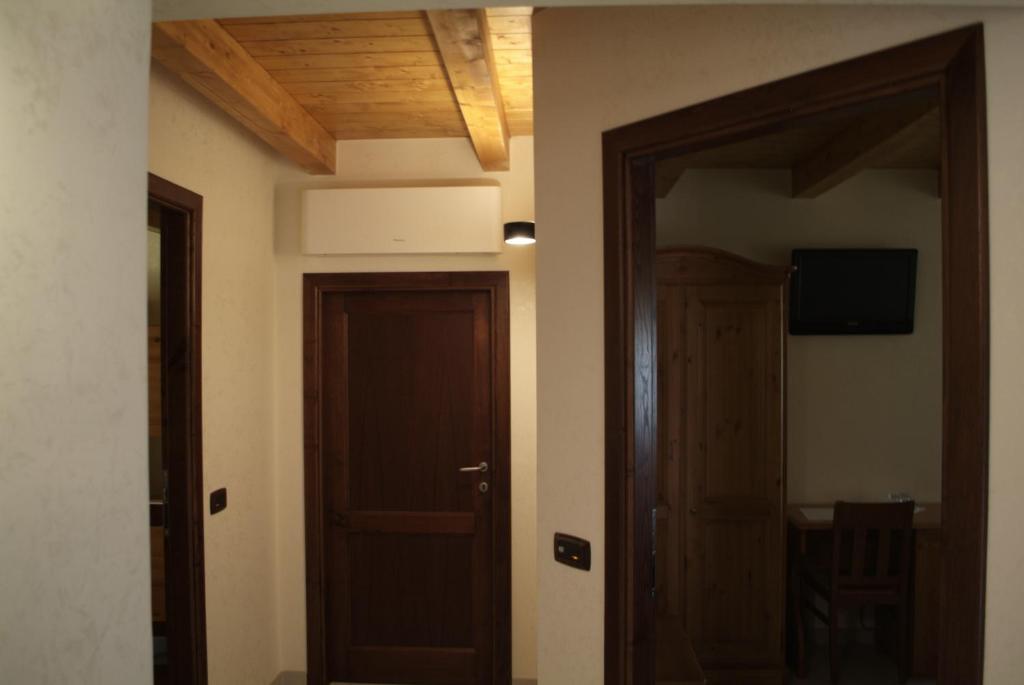 韦特拉拉Locanda Dal Sor Francesco的走廊上的门,房间里配有电视