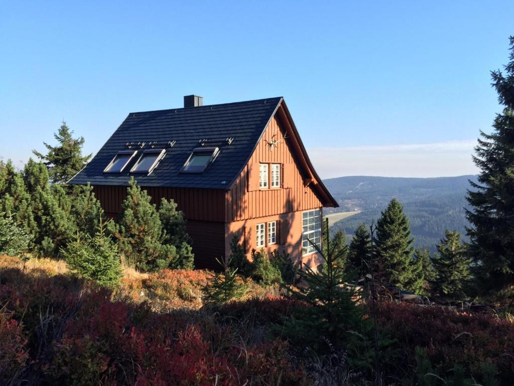奥泊维森塔尔Die Adlerhütte的山顶上带太阳能电池板的房子