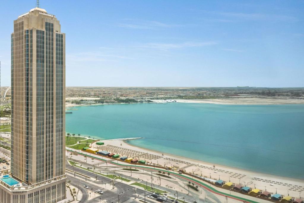 多哈Wyndham Grand Doha West Bay Beach的水体旁高楼空中景观