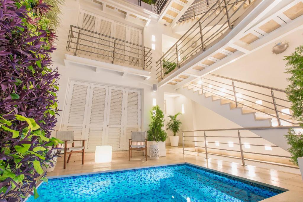 卡塔赫纳拉卡图吉塔酒店的一座带楼梯的建筑中的室内游泳池