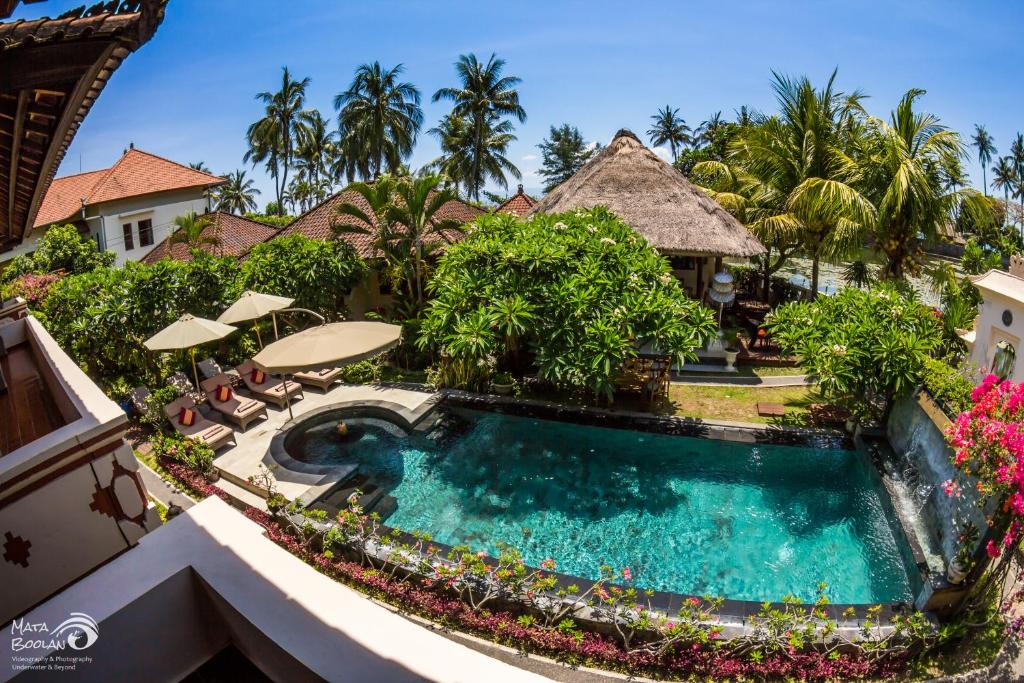 甘地达萨卡迪达莎罗摩辛塔酒店的享有度假村游泳池的顶部景致