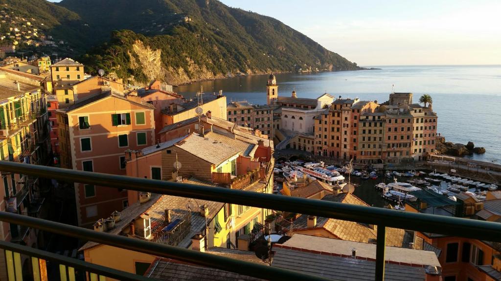 卡莫利A due passi dal cielo e dal mare - Balcony with Sea View的阳台享有城市美景。