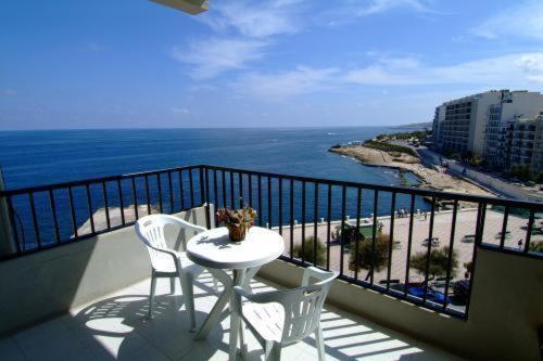 斯利马罗马酒店的一个带桌椅的海景阳台