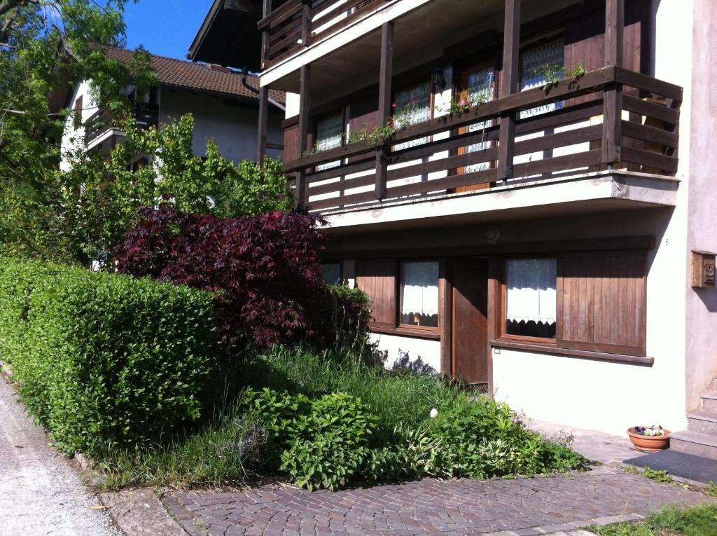 菲耶梅堡Almida的带阳台和灌木丛的建筑