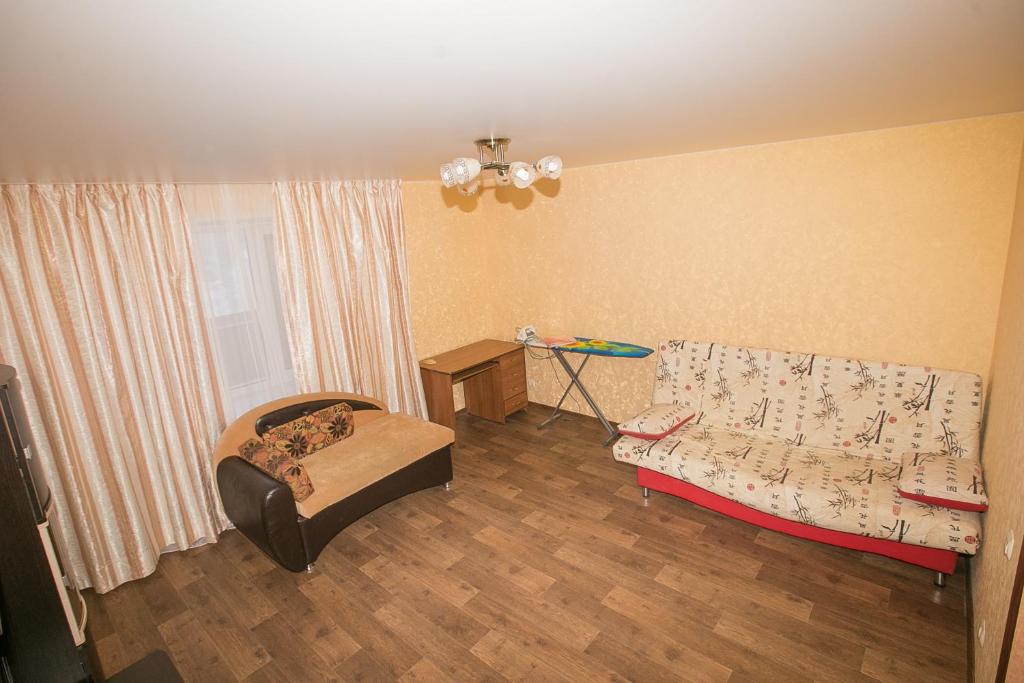 托木斯克Apartment On Kievskaya 90的客厅配有沙发和桌子