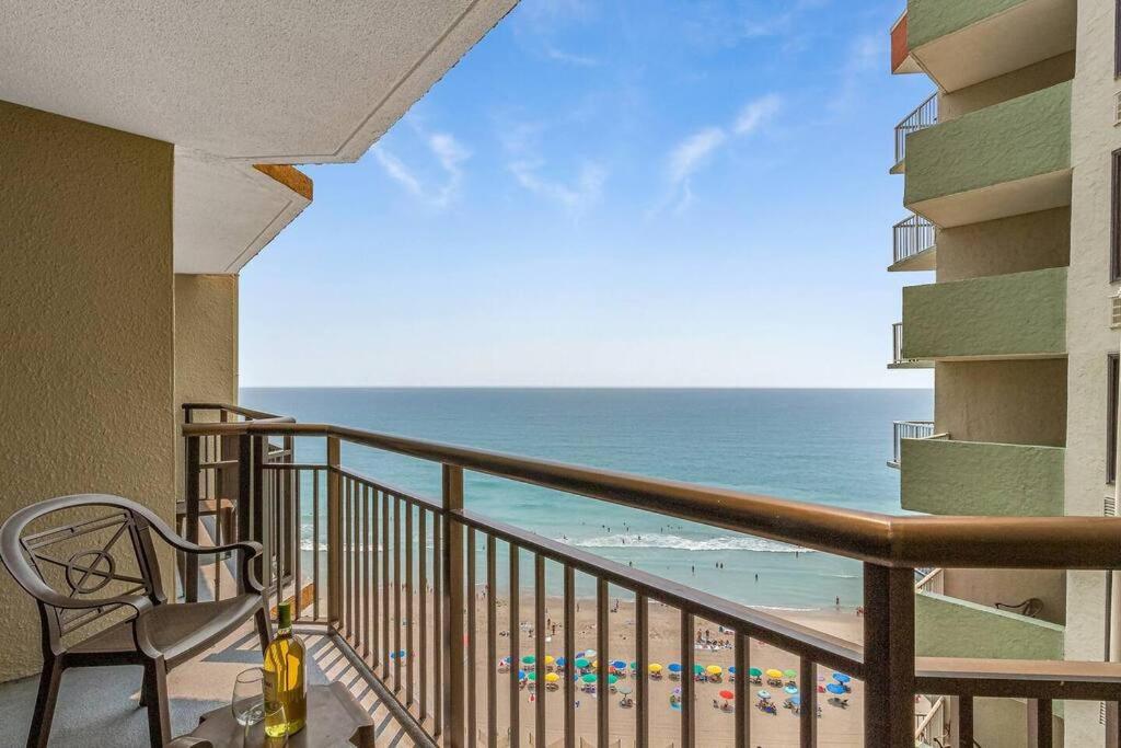 默特尔比奇Wake Up to the Waves! Oceanview, Dogs Ok! 1638的可欣赏海滩景色的阳台