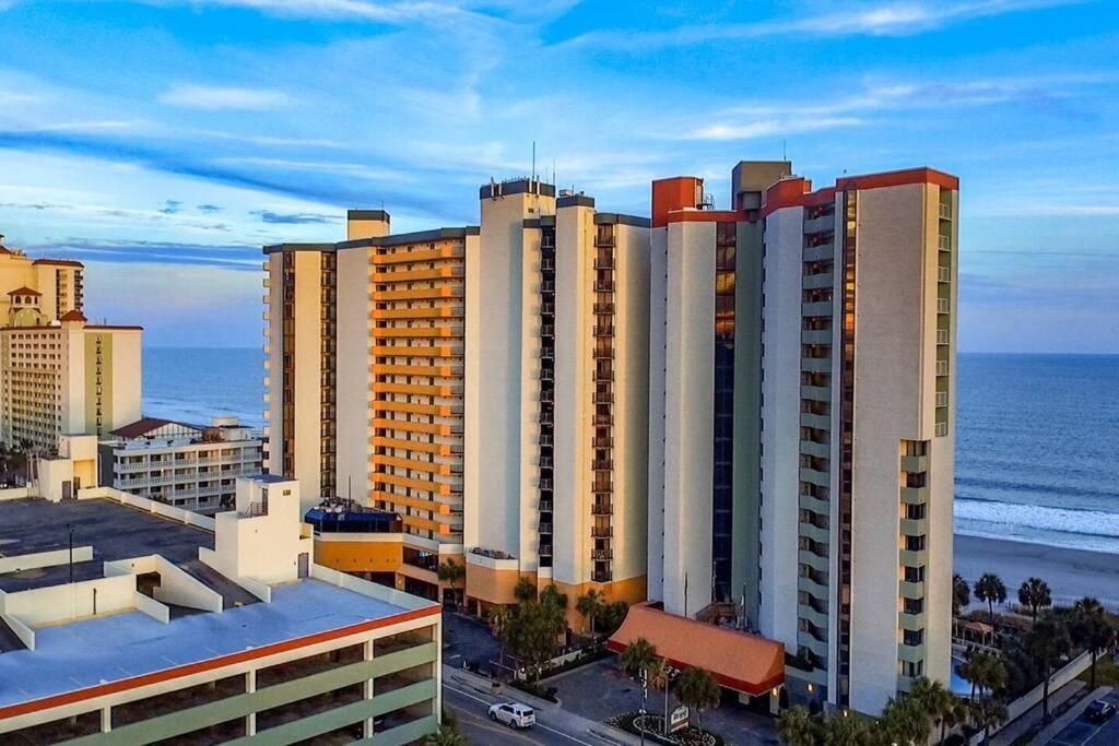 默特尔比奇Wake Up to the Waves! Oceanview, Dogs Ok! 1638的一座大建筑,背景是海洋