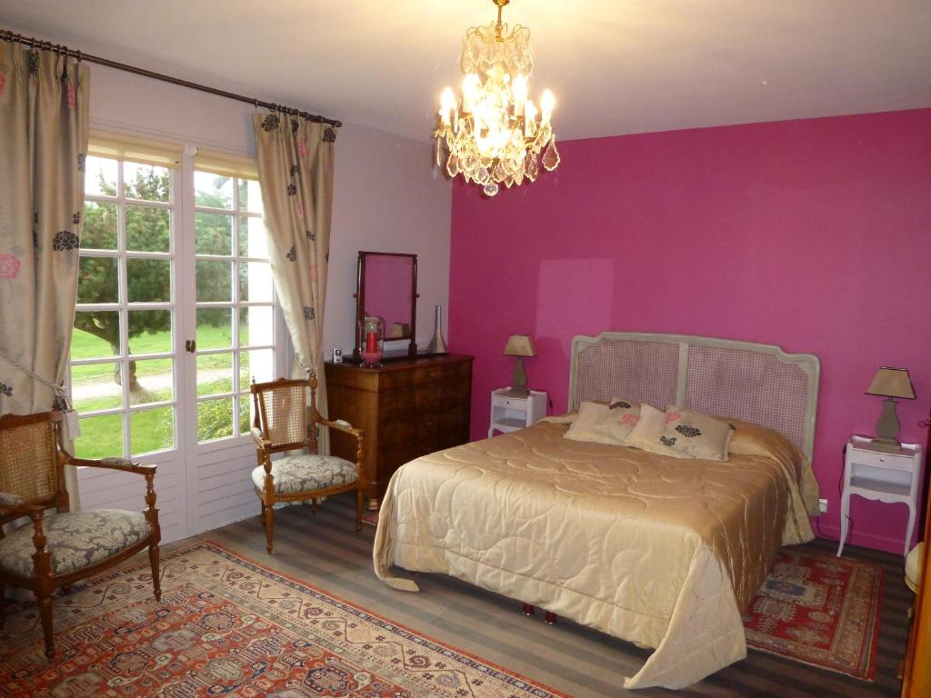 滨海圣布里阿克Le Clos du Pont Martin的紫色卧室配有一张床和吊灯