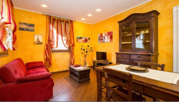 奥斯塔Wallace Apartment的客厅设有黄色的墙壁和红色的沙发