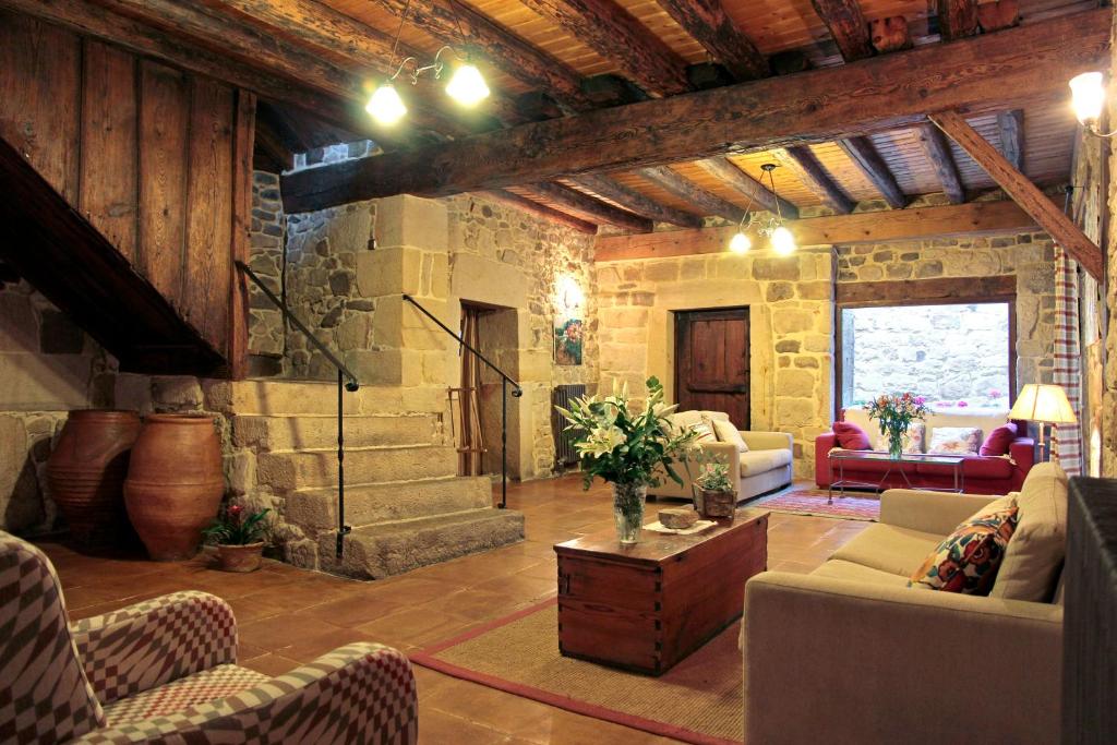 El RoyoLa Casona de El Royo的客厅配有家具和石墙