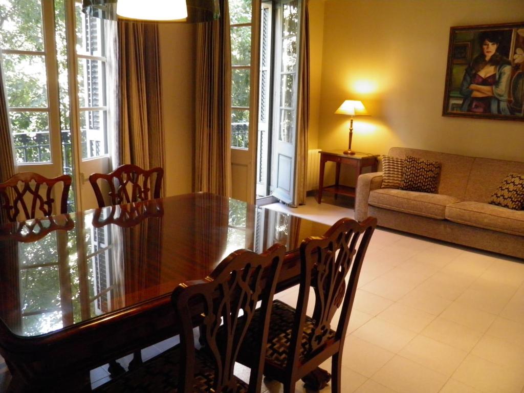 巴塞罗那赫罗纳97圣霍尔迪公寓的客厅配有木桌和椅子