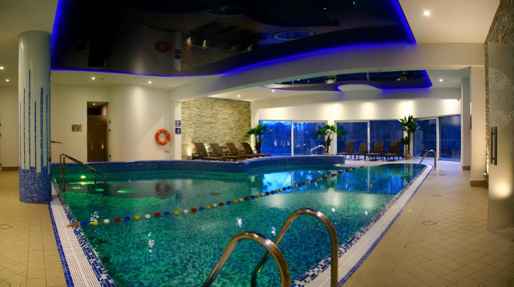 文盖尔斯卡－古尔卡Hotel Zacisze的在酒店房间的一个大型游泳池