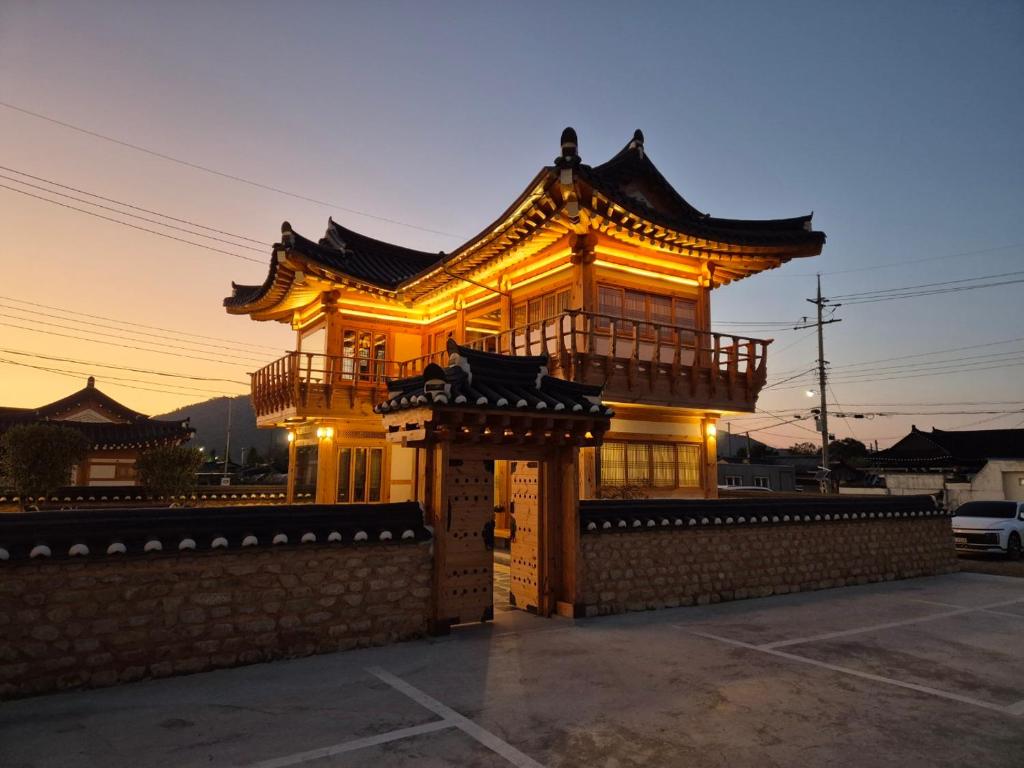 庆州Hanok Stay Seowa的停车场内有门的建筑物