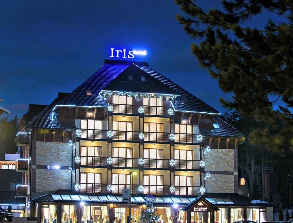 兹拉蒂博尔艾瑞斯酒店的一座晚上有灯的建筑
