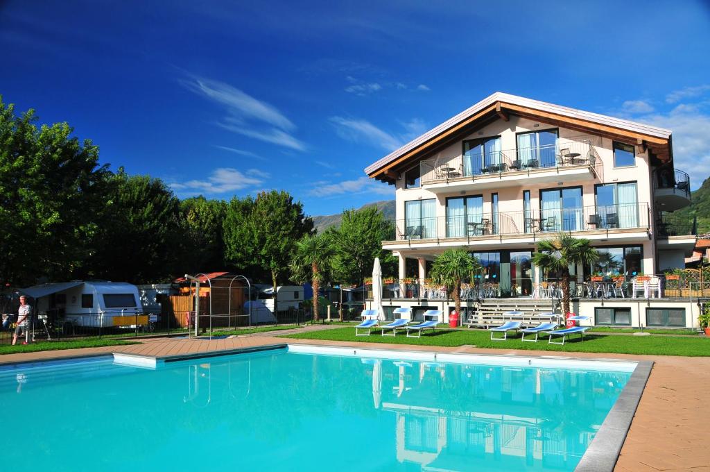 多马索勒威乐度假酒店的房屋前有游泳池的房子