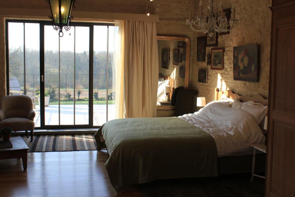 Bossière帕斯弗洛住宿加早餐旅馆的一间卧室设有一张床和一个大窗户