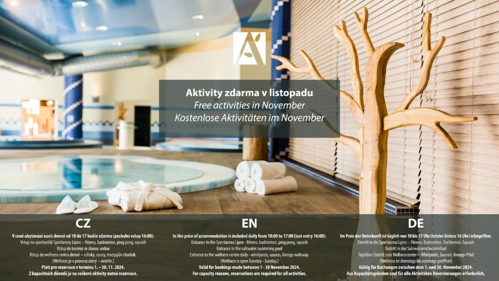 伏尔塔瓦河畔利普诺Amenity Hotel & Resort Lipno的博物馆展品,包括一棵树和一个热水浴缸