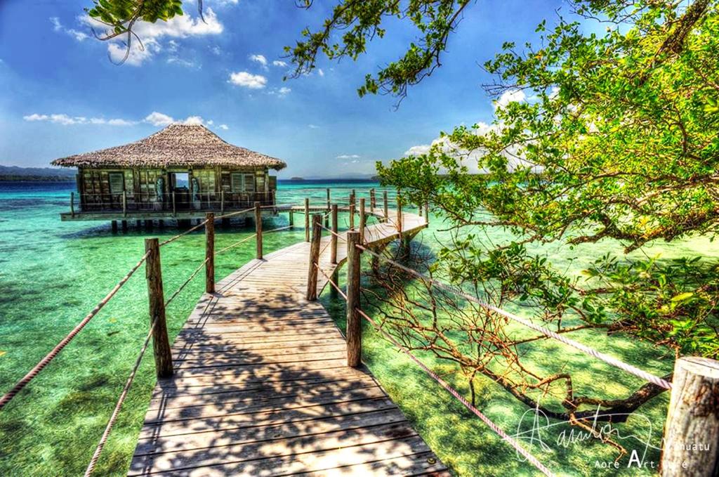 Aimbuei BayRatua Private Island Resort的通往水中小屋的码头