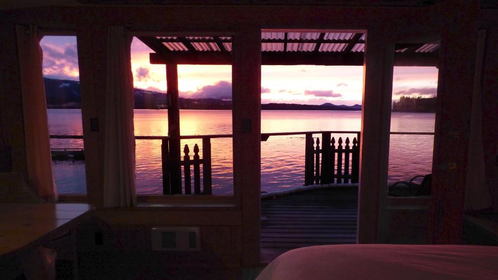 Alert Bay塞纳河船屋宾馆的卧室窗户享有海景。