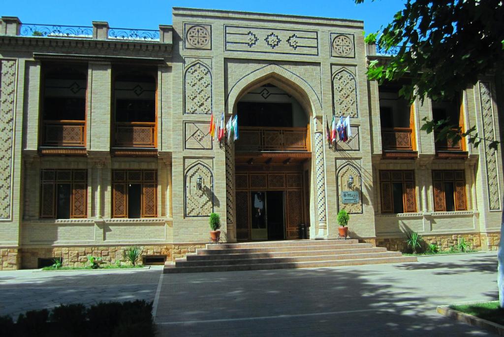 撒马尔罕玛莉卡总理酒店的前方设有大门和楼梯的建筑