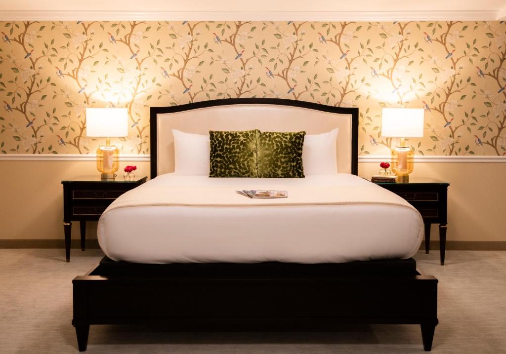 The Pathmaker Hotel客房内的一张或多张床位