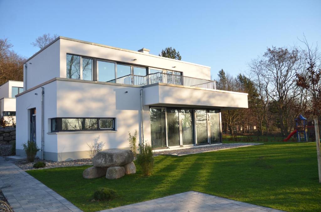 奥斯赛拜-塞林Haus Wetterhexe - FeWo 01的一座带庭院的大型白色房屋