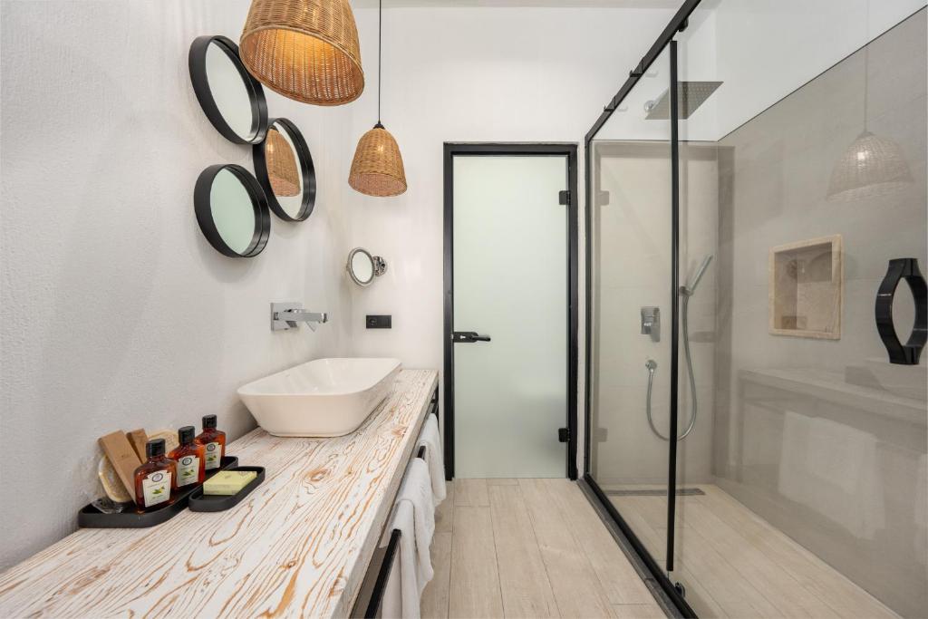 厄吕代尼兹Ölüdeniz Blu Luxury Unique Hotel - Adults-Only的带水槽和淋浴的浴室