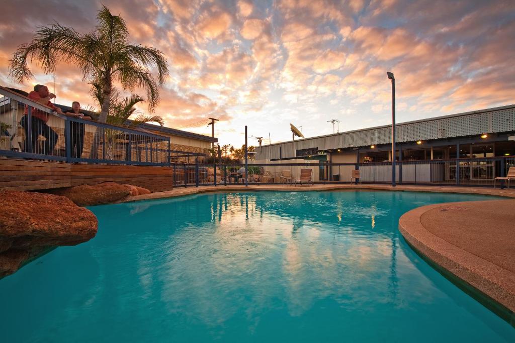 埃克斯茅斯珀索特度假酒店的大楼前的大型蓝色游泳池