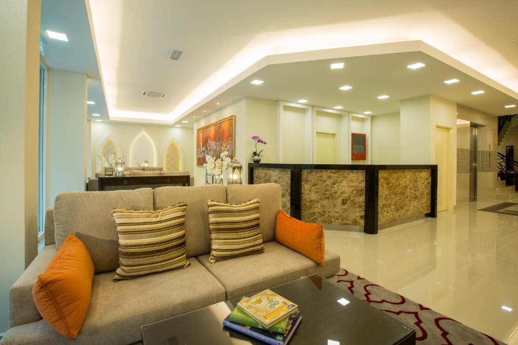 丹那美拉禾玛乐酒店的客厅配有沙发和桌子