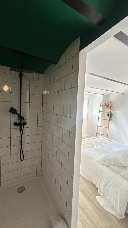 Place aux huiles客房内的一张或多张床位
