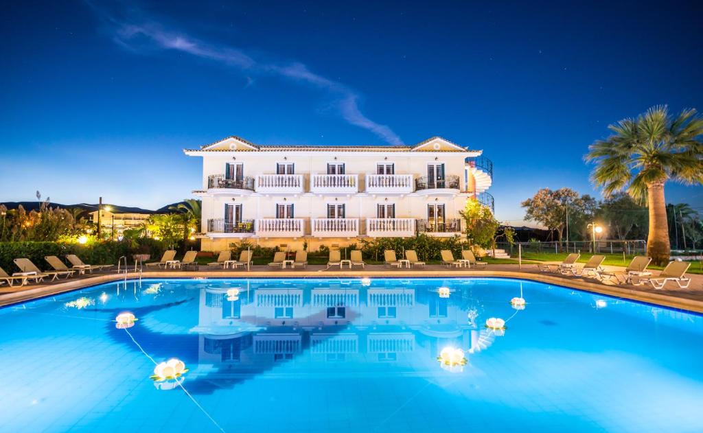 拉加纳斯Ilios Hotel, Adults Only的大楼前设有大型游泳池的酒店