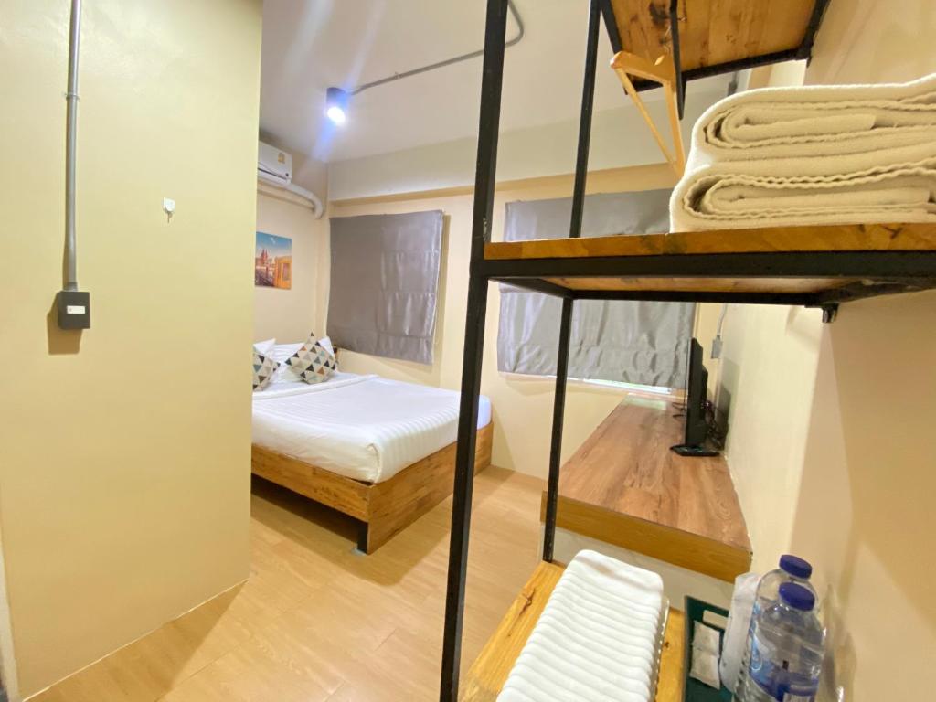 素叻ซับรูมโฮเทล Subroom Hotel的一间卧室配有一张双层床和一张双层床。