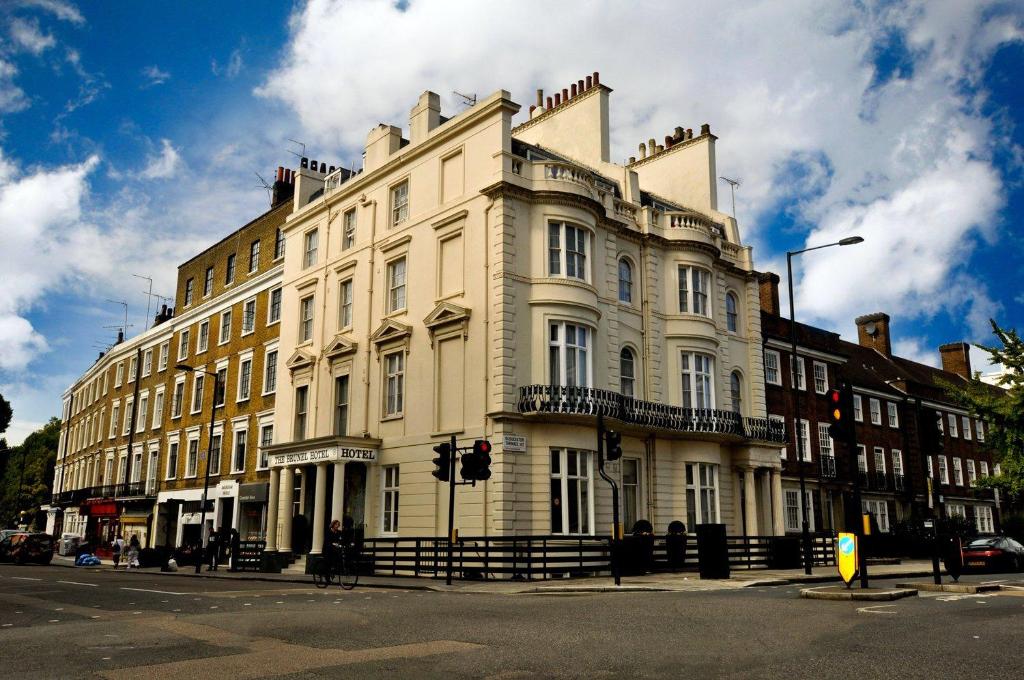伦敦布鲁奈尔酒店的街道拐角处的白色大建筑