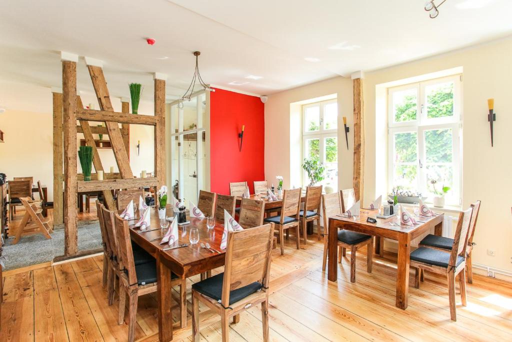 巴特Restaurant & Pension Eshramo的用餐室配有木桌和椅子