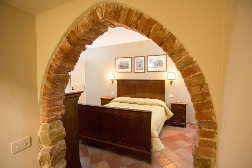 切法卢拉霍宫旅馆的卧室内的拱门,卧室内设有床