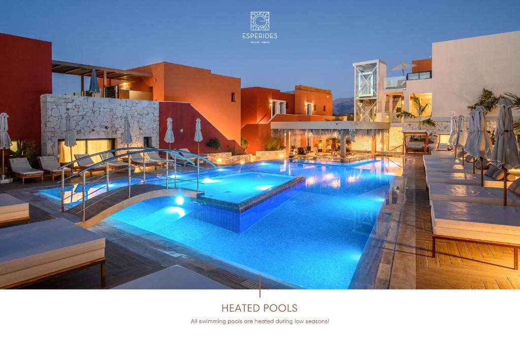 赫索尼索斯Esperides Resort Crete, The Authentic Experience的一座带度假村的大楼里的大型游泳池