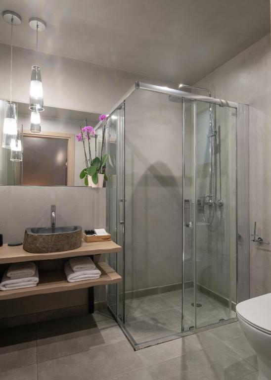 Evora Luxury Suites的一间浴室