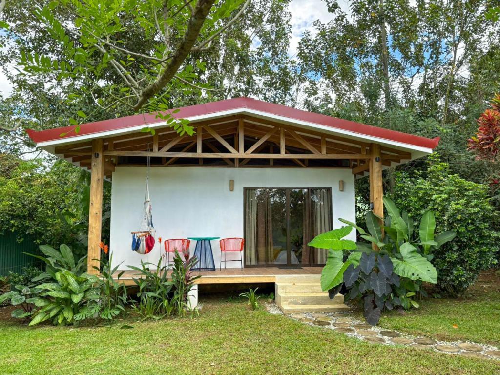 福尔图纳Casa Yami Lodge的一间白色的小房子,有红色的屋顶