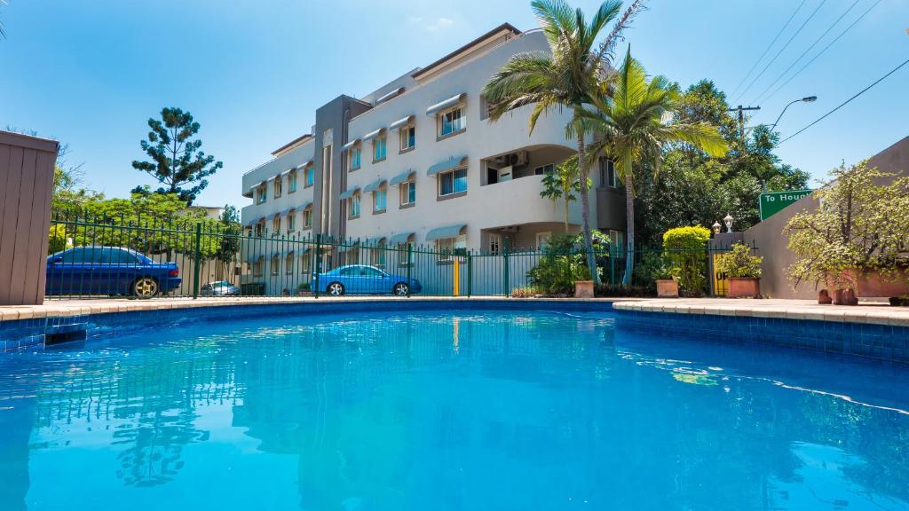 布里斯班汉普顿酒店式公寓的大楼前的大型蓝色游泳池