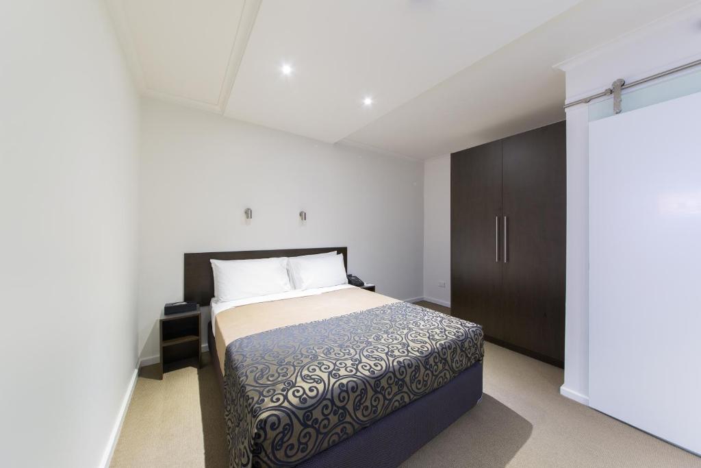 墨尔本墨尔本南方大酒店的卧室配有一张床