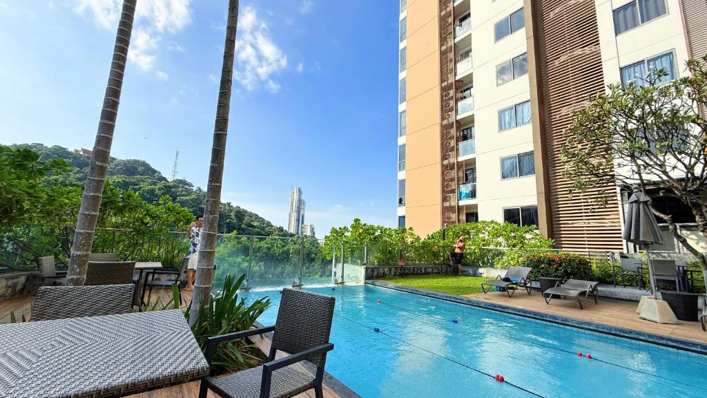 南芭堤雅unixx seaview hotel的建筑物中间的游泳池